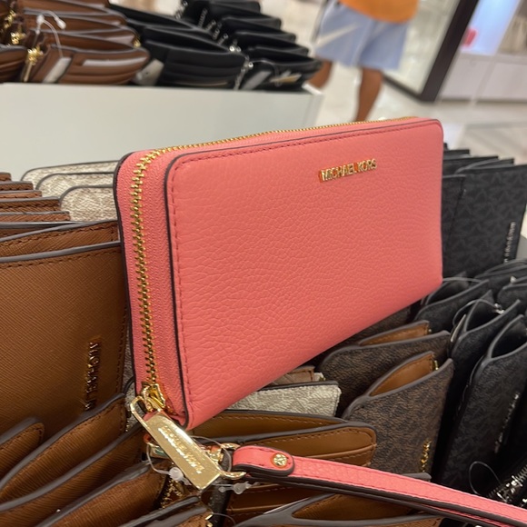 MICHAEL KORS LARGE TRAVEL CONTINENTAL WRISTLET WALLET
COLOR: TEA ROSE NWT - Picture 11 of 16